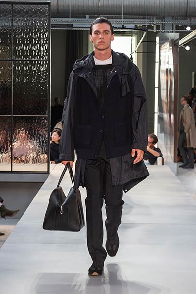 تصاميم راقية بلمسة جريئة ... اليك مجموعة Ricardo Tisci الأولى لدار Burberry